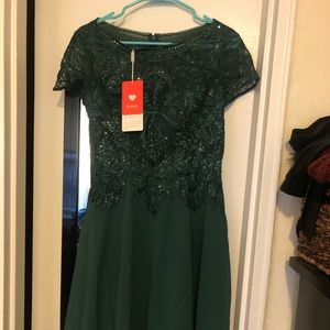 A-Line Scoop Neck Knee-Length Chiffon Lace Bridesmaid Dress With Sequins